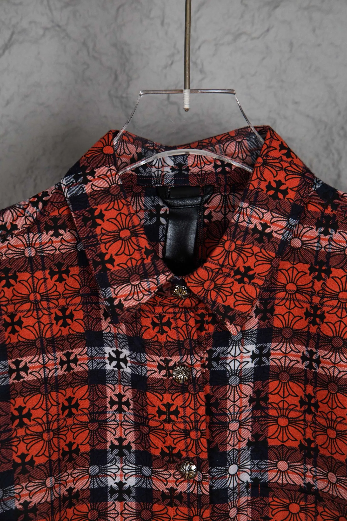🅿️410 Style No.: M213 (the highest version on the market) Chr*me hea*ts/CH Chloé Heart Label Metal Checkered Shirt Jacket. Original replica Chloé family's unique identity silver buckle cross leather seal, custom-dyed dark pattern brand fabric, high-quality checkered pattern tailoring, cross leather patch splicing at the sleeves, one-sided chest patch pocket design, custom-made high-quality lettering hardware accessories, distressed retro silver buckle, three-dimensional version. The upper body is sassy and handsome. Natural high-street style. Needless to say, the upper body effect is natural. It is at the forefront of the trend. Its vibrant design and versatile attributes can surprise you no matter how you match it!  Size XS S M L